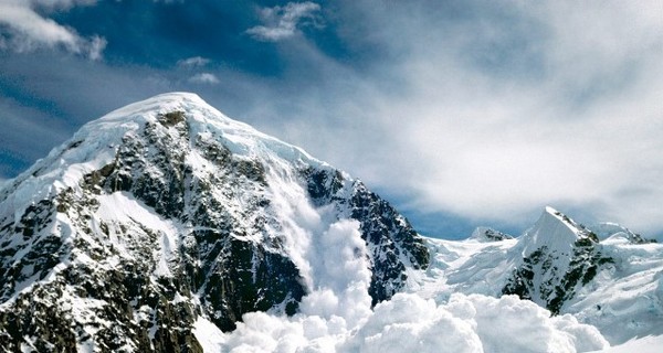 Гигантская лавина погребла целую деревню с сотнями людей