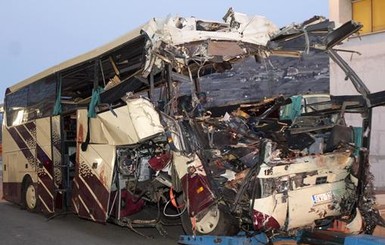 Водитель, отправивший школьный автобус в стену, разбирался с DVD