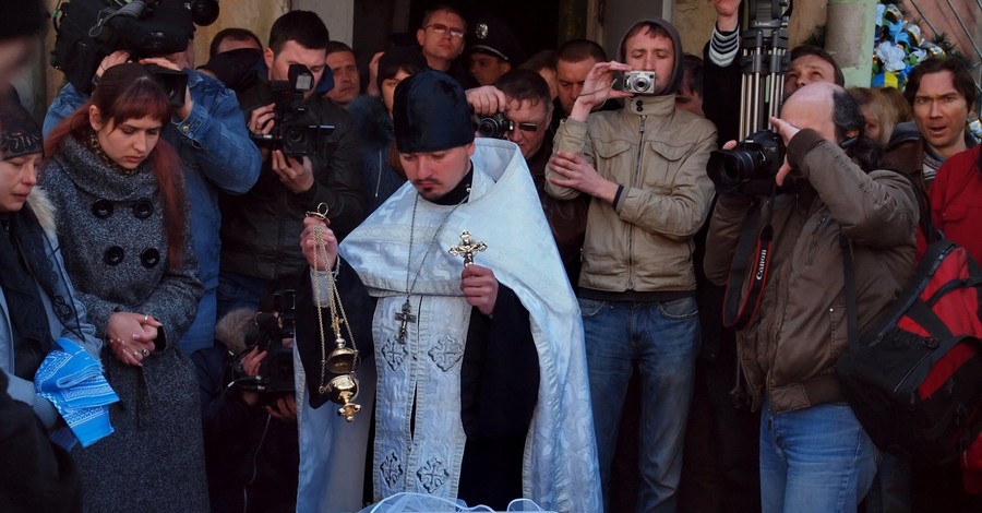 На похоронах Оксаны Макар примирились те, кто ее жалел и ругал