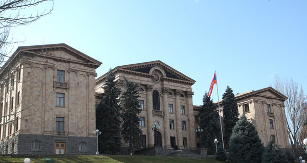 Выборы в Армении: интриг пока три