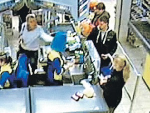 Покупательница из ревности надела мусорное ведро на кассиршу
