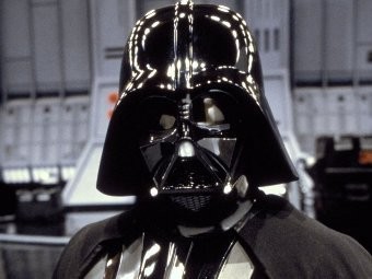 Предводитель армии Галактической Империи Дарт Вейдер ограбил банк