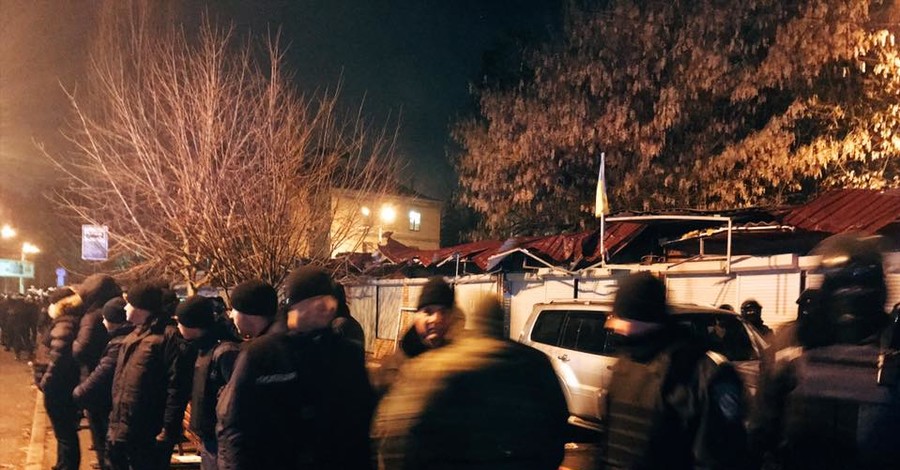На КПИ снесли киоски