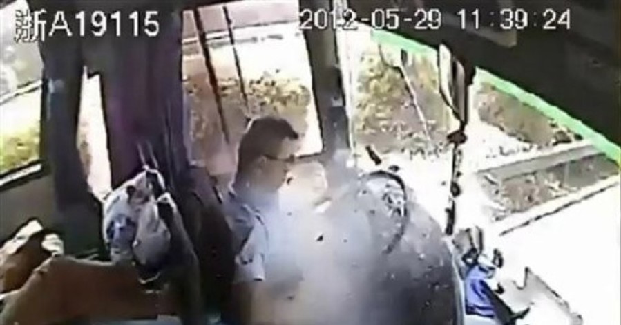 Водитель с разорванной печенью и поломанными ребрами спас всех пассажиров автобуса