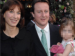 Премьер Великобритании Дэвид Кэмерон забыл дочь в туалете паба