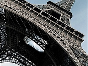 Самоубийца шагнул вниз с Эйфелевой башни на глазах у перепуганных туристов