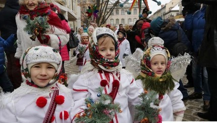 Во Львове установили трехметровый рождественский дидух