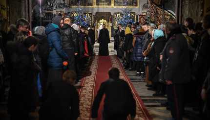 В Лавре началась Рождественская служба 