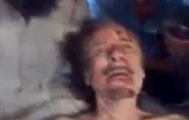 В Сети всплыло неизвестное видео Каддафи - повстанцы играют с его телом, как с куклой