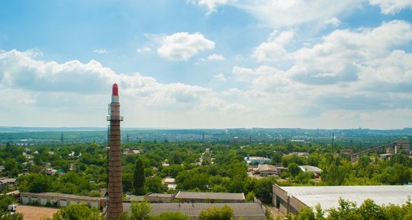 В Донецке  на заводскую  трубу водрузили  гигантскую губную помаду