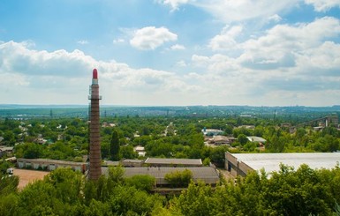 В Донецке  на заводскую  трубу водрузили  гигантскую губную помаду