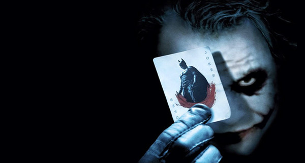 Джеймс Холмс покрасил волосы в красный цвет и назвал себя 