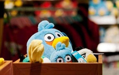 Поклонники Angry Birds стреляли злыми птицами по свиньям с огромной рогатки
