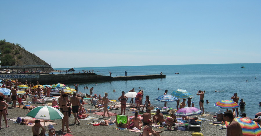 Жители южнобережных поселков сидят без воды и жалуются на сброс в море нечистот