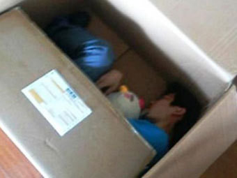 Парень отправил себя возлюбленной по почте и чуть не задохнулся по дороге