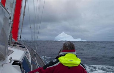 Яхту с украинцами зажало между льдов в Арктике