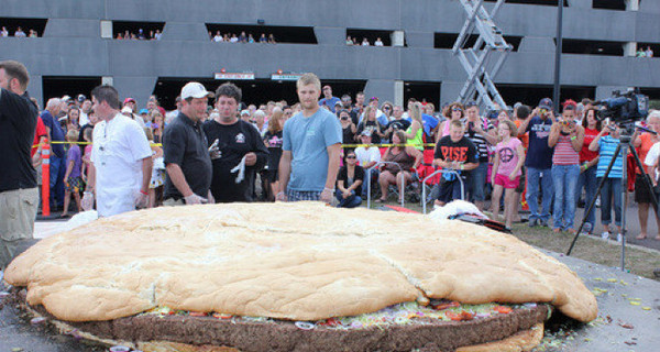 В Миннесоте приготовили самый большой в мире чизбургер