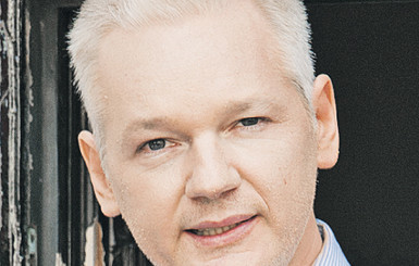 Джулиан Ассанж: Сплю на полу, солнца не вижу... 