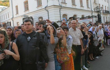 В Святогорье очередь к Плащанице занимали  с рассвета