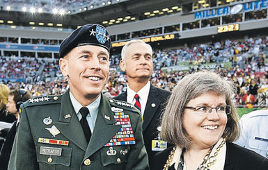 Директора ЦРУ уволили за то, что изменил жене 