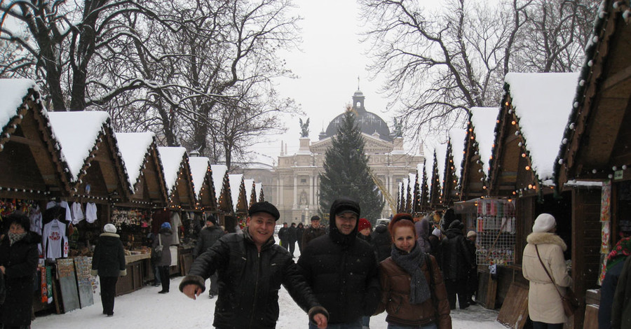 Возле елки пахнет медом, пончиками и горячим вином