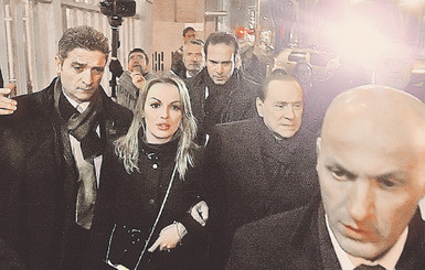 Берлускони обручился с королевой красоты 