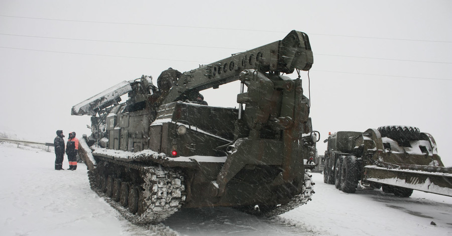 На дороги вывели военную технику