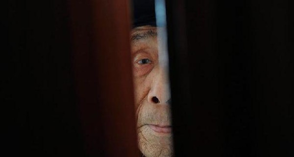 Китайцев обязали навещать пожилых родителей