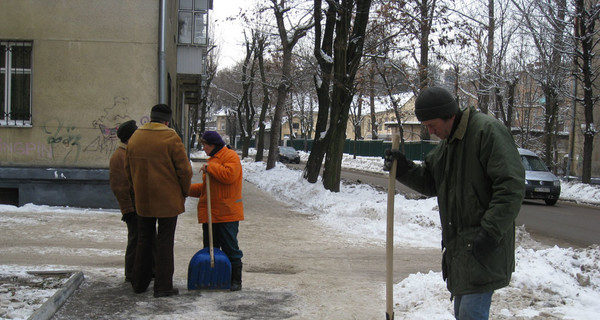 Коммунальщики усвоили урок: со снегопадом справляются даже в праздники