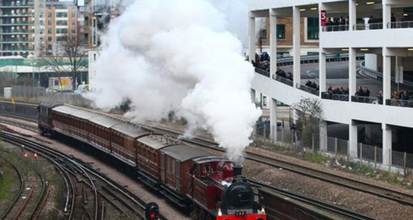 В лондонской подземке пустили… паровоз