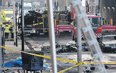 В Лондоне вертолет врезался в башенный кран 