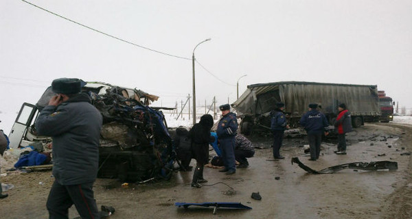 В России МАЗ врезался в автобус с паломниками