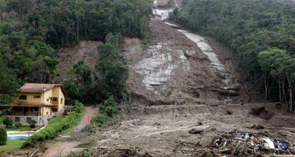 В Турции оползень накрыл футбольный матч