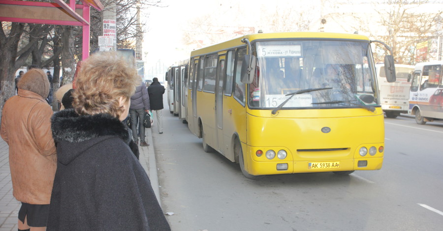 Перевозчики требуют поднять цены в маршрутках. Теперь до трех гривен   