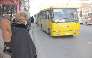 Перевозчики требуют поднять цены в маршрутках. Теперь до трех гривен   