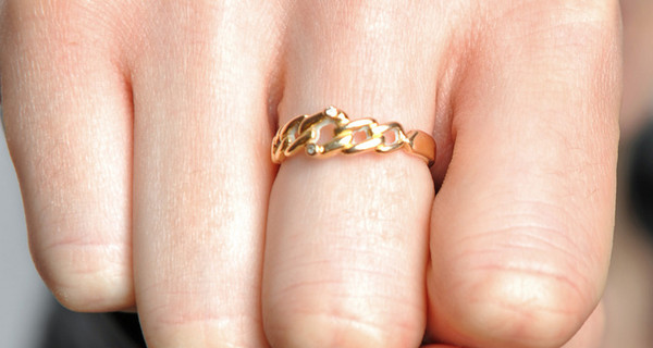 Американский нищий вернул платиновое кольцо с бриллиантом, которое ему случайно бросили вместе с милостыней