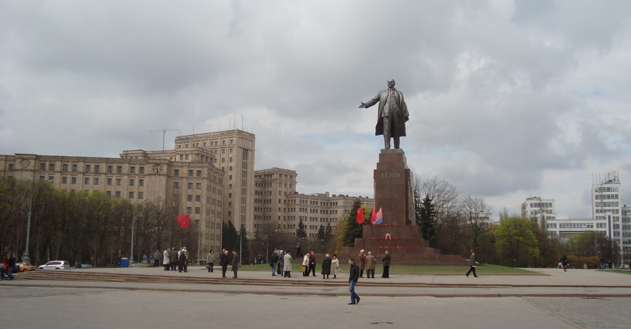 Мэр Харькова пообещал за Ленина на площади Свободы переломать руки и ноги