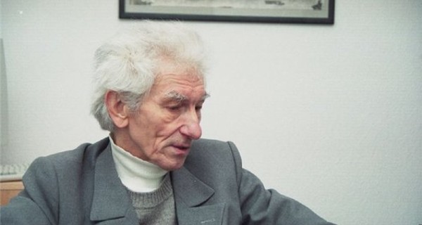 Умер известный латышский поэт Имантс Зиедонис