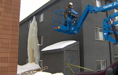 В Канаде с жилого дома спилили трехэтажную сосульку