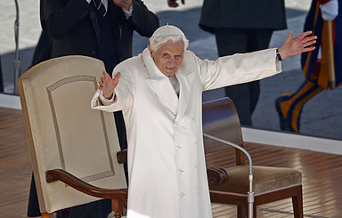 В Риме уничтожили кольцо Бенидикта XVI