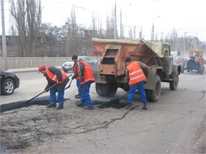 Днепропетровским дорожникам власти разрешили класть асфальт в дождь и снег