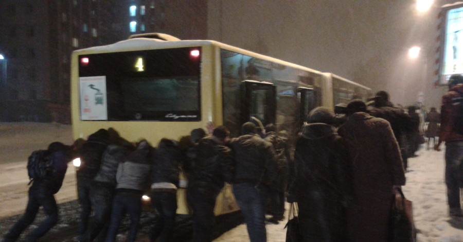 Во Львове пассажиры сами толкали автобус, который из-за снега и гололеда не мог выехать под гору