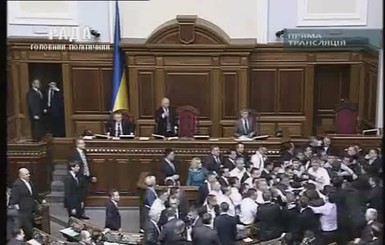 Женщине-депутату во время драки в парламенте разбили губу 