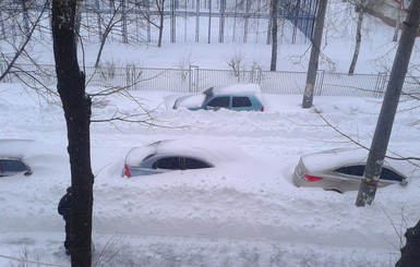 В Киеве 47 детей провели ночь в автобусе на Окружной