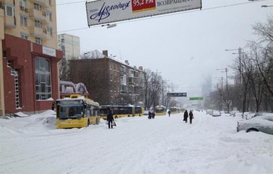 На дорогах Киева застряли около 100 трамваев и троллейбусов