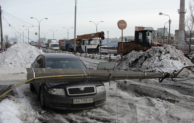 На Подоле трактор опрокинул столб на легковушку