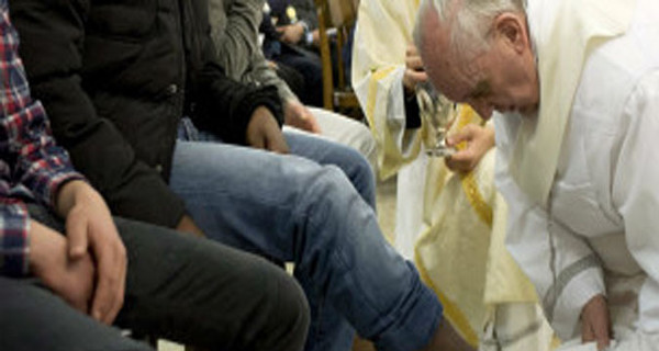 В Чистый четверг Папа Римский омыл ноги малолетним преступникам