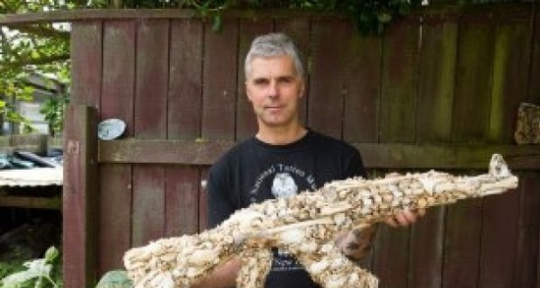 Новозеландец собрал автомат Калашникова из костей