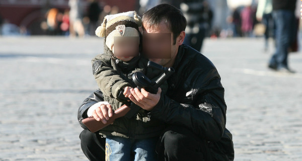 Трехлетний ребенок выстрелил в себя из пистолета