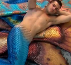 В США мужчина подрабатывает русалкой